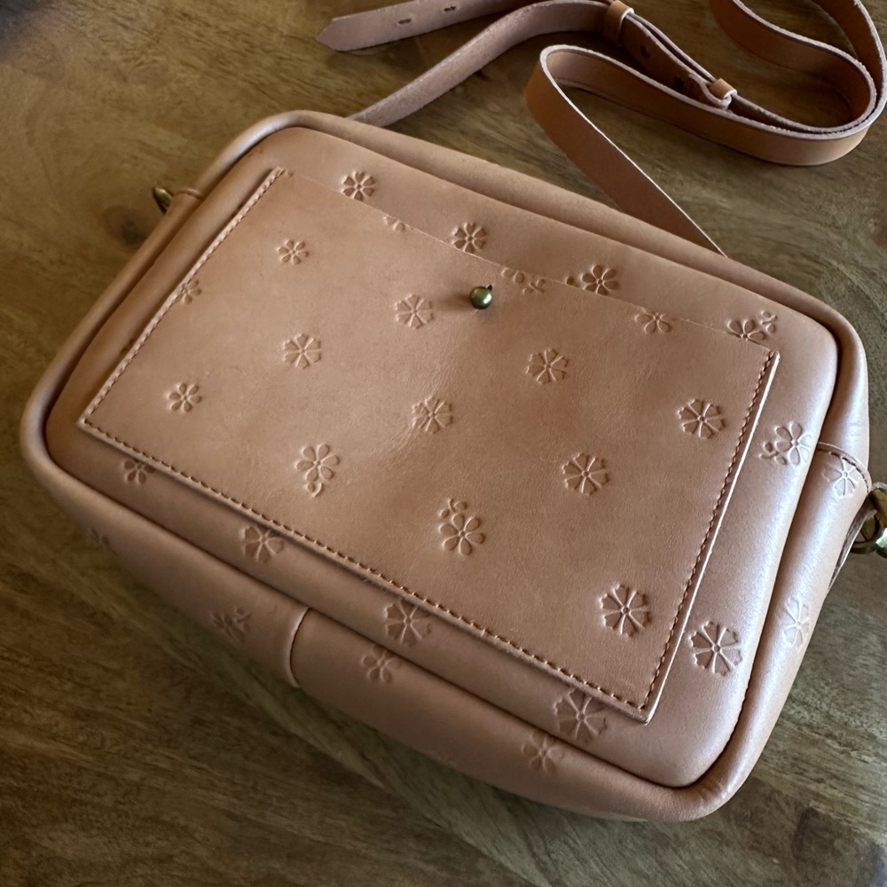 Madewell Transport Crossbody Camera Bag in Tan Brown Leather: Floral Bandana - Picture 4 of 8